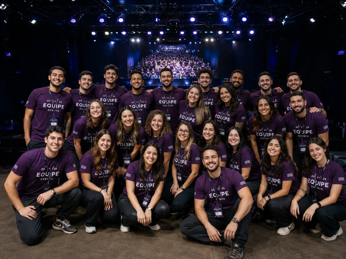Equipe de evento uniformizada com camisetas Camisetorama personalizadas